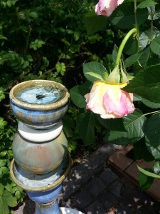 Fontaine en céramique, avec rose