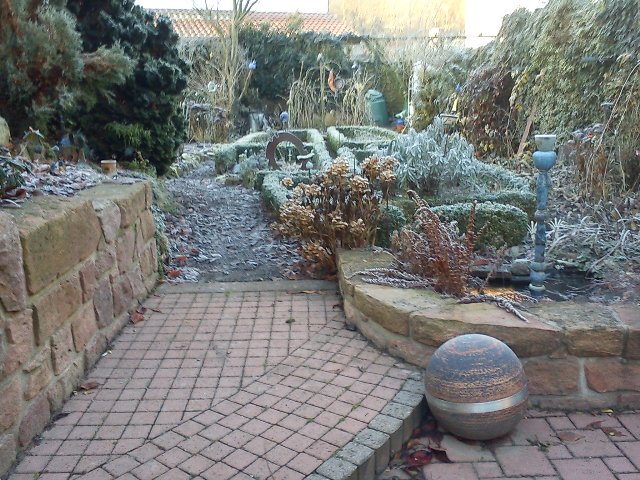 Teich im Winter - Garten Brunnen und Garten Kugel aus frostsicherer Keramik