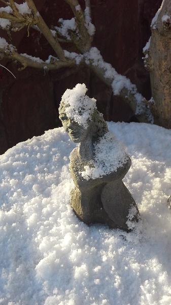 Frauenskulptur im Schnee Brigitte Lang in Rauenberg