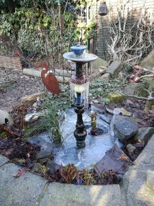 bassin gelé en hiver avec fontaine de jardin