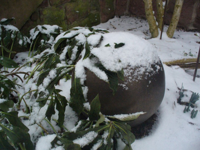 frostfeste Gartenkugel aus Keramik