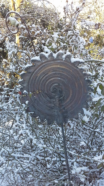 Spirale Bronze im Schnee - frostfest - Brigitte Lang in Rauenberg