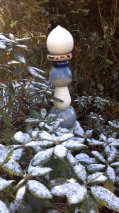 Colonne de jardin bleue et blanche en hiver -- résistante au gel