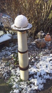 Colonne de jardin en céramique blanche avec éléments métalliques - résistante au gel