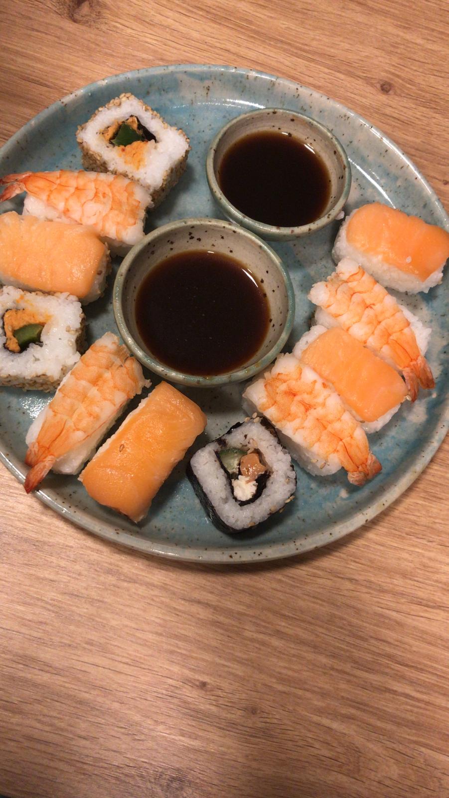 Teller mit Sushischalen 