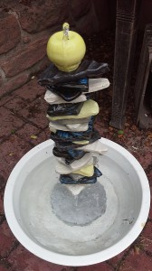 Fontaine d'extérieur jaune blanche et bleue