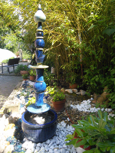 großer blauer Brunnen