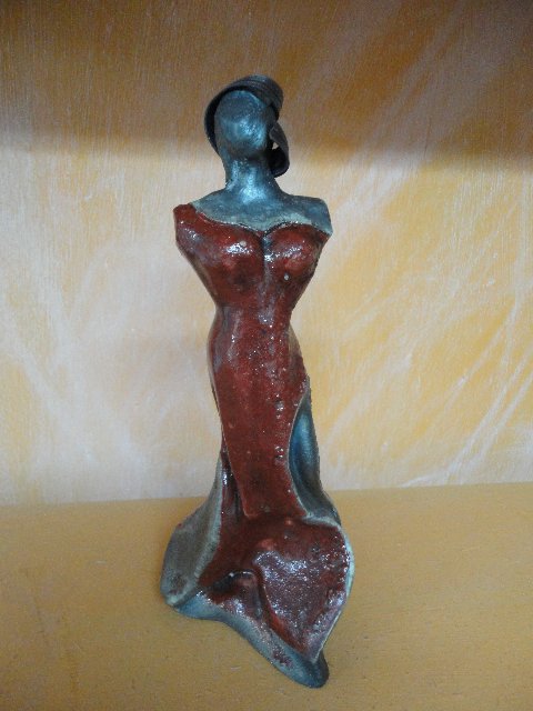 la femme en rouge - cuisson raku - glasure rouge