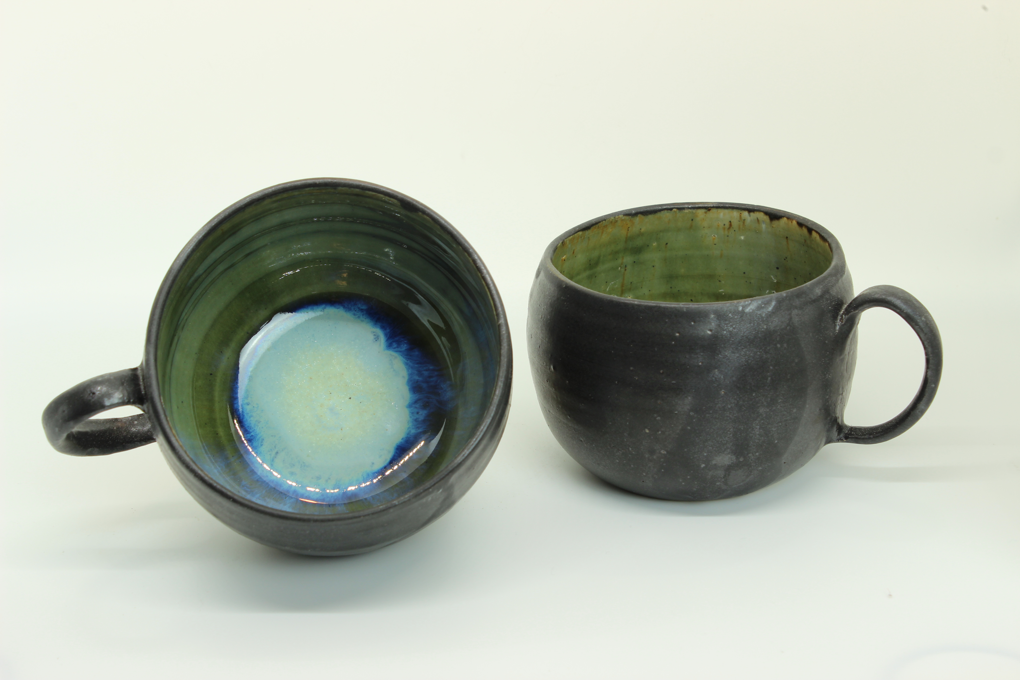 runde Tasse - schwarz - grün-blau von Keramik-Atelier Brigitte Lang