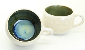 runde Tasse - weiß - grün-blau von Keramik-Atelier Brigitte Lang in Rauenberg