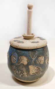Honigtopf mit Gingkoblatt von Keramik-Atelier Brigitte Lang in Rauenberg