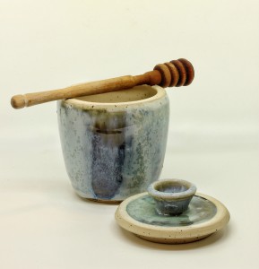 Honigtopf grün-blau mit Holzlöffel von Keramik-Atelier-Brigitte-Lang in Rauenberg