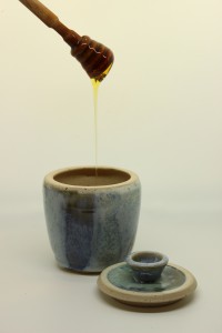 Honigtopf grün-blau mit Holzlöffel von Keramik-Atelier Brigitte Lang in Rauenberg