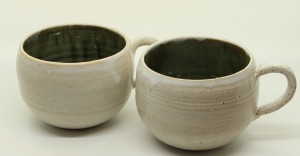 2 runde Tassen - weiß - grün-blau von Keramik-Atelier Brigitte Lang