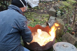 céramique cuisson raku la céramique est placée dans la sciure pour la réduction