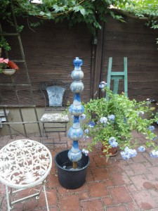 Brunnenstele in blauer Keramik von Brigitte Lang in Rauenberg