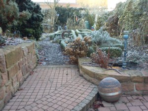 jardin en hiver - boule et stèle en céramique