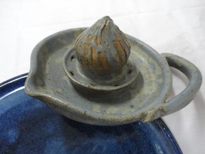 Zitronenpresse graublau von Keramik-Atelier Brigitte Lang in Rauenberg