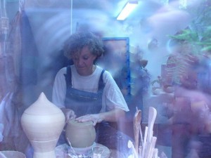 Brigitte Lang Keramikerin im Atelier in Rauenberg