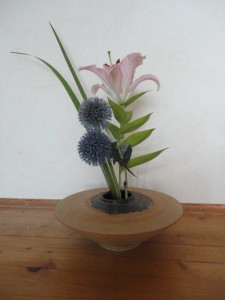 Vase plat avec un kenzan - Ikebana