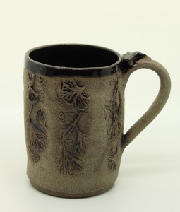 Gingko-Tasse schwarz von Keramik-Atelier Brigitte Lang in Rauenberg