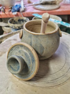 Honigtopf graublau von Keramik-Atelier Brigitte Lang in Rauenberg
