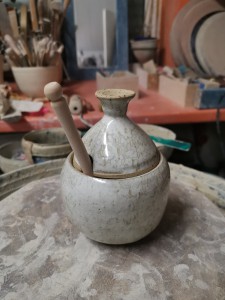 Honigtopf weiß von Keramik-Atelier Brigitte Lang in Rauenberg