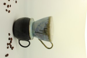 Kaffeefilter hellblau mit schwarzer Tasse