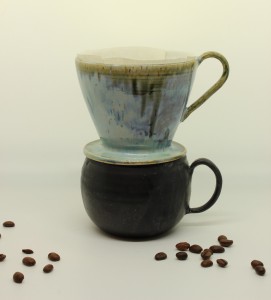 Kaffeefilter hellblau mit schwarzer Tasse - Kaffeebohnen von Keramikatelier Brigitte Lang