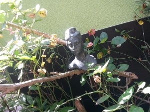 Frauen-Kopf in den Rosen Keramiktopf