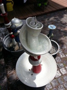 Gartenbrunnen Keramik Spirale weiß rot