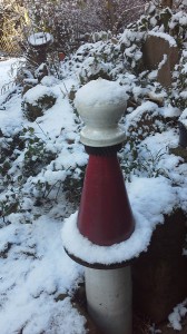 Keramiksäule im Schnee - Winterhart - frostfest - Brigitte Lang in Rauenberg