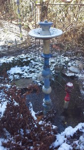 Teich gefroren - Brunnen aus Keramik
