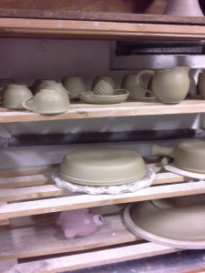 Séchage des pièces de céramique dans l'atelier de Brigitte Lang à Rauenber