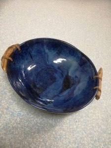 blaue Schale mit Holzgriff von Keramik-Atelier Brigitte Lang in Rauenberg