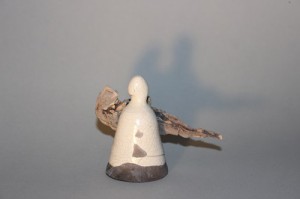 Keramik Raku kleiner Engel Holzflügel