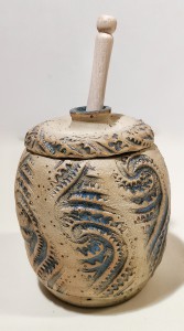 Honigtop mit Holzlöffel - Paisley-Muster von Keramik-Atelier Brigitte Lang in Rauenberg