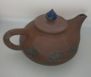 Teekanne roter ton - blau von Keramik-Atelier Brigitte Lang in Rauenberg