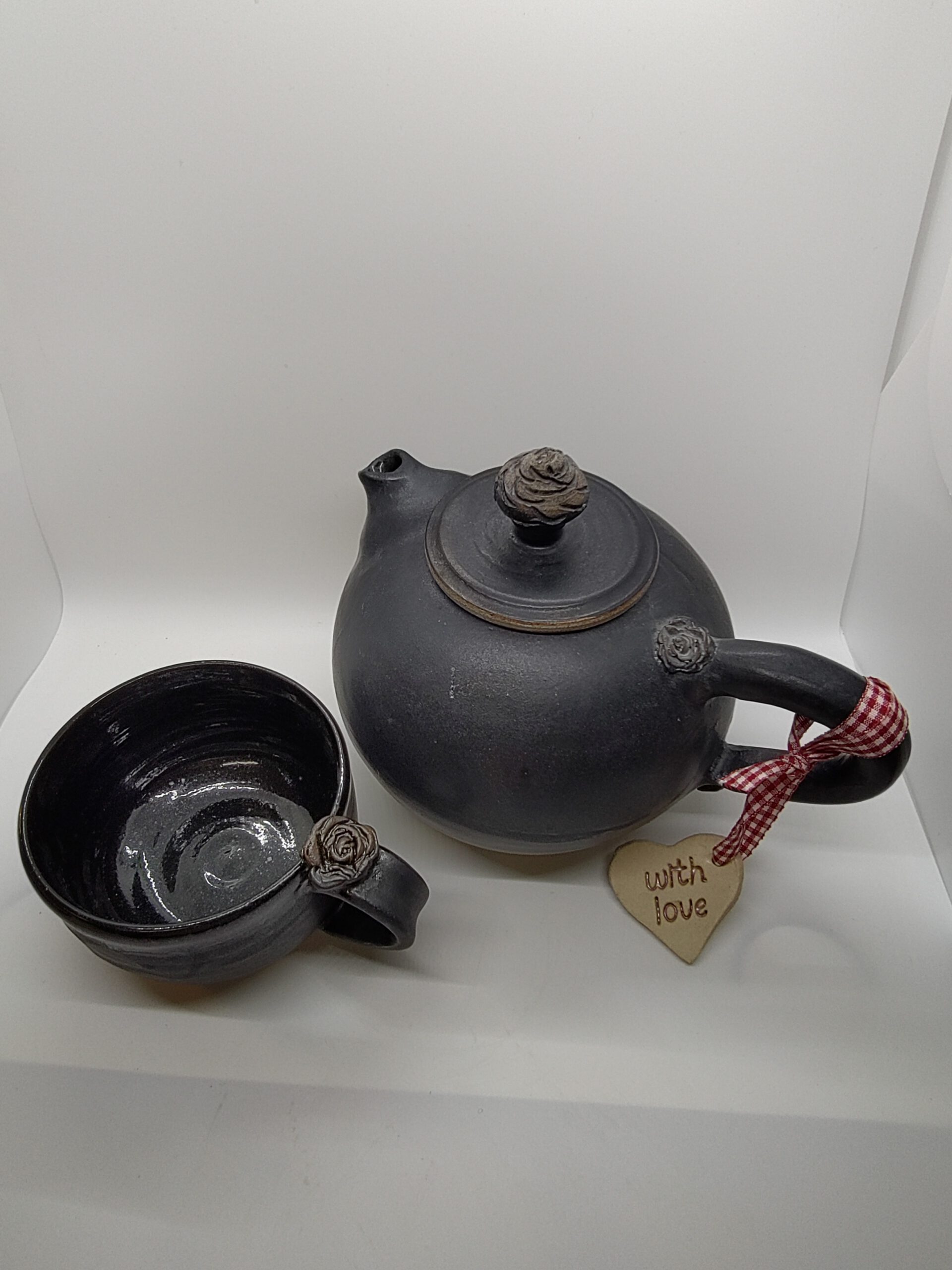 Schwarze Kanne mit Tasse Schwarze Kanne mit Tasse